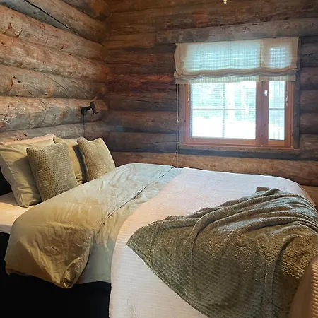 Kuonti-ruka, Kelohirsimoekki Jaerven Rannalla Semesterbostad Kuusamo