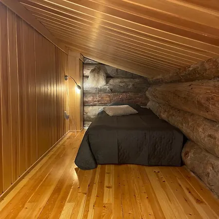 Kuonti-ruka, Kelohirsimoekki Jaerven Rannalla Kuusamo